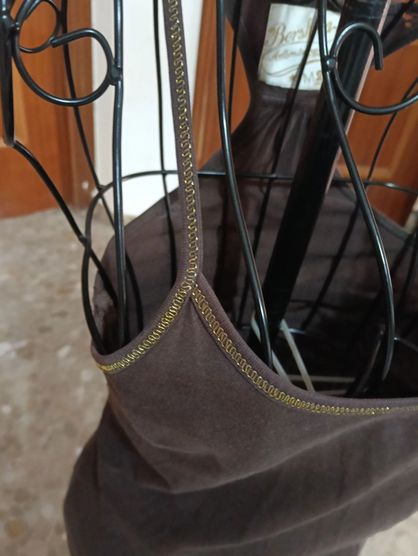Mok met fijne bandjes, in chocoladebruin, gouden decoratieve rand, en zwemrug – photo 15
